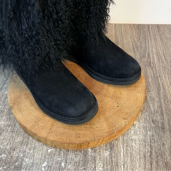 *UGG | Classic Short Curly Sheepskin Cuff Mongolian Black Suede Boots Size 6 - Picture 2 of 15